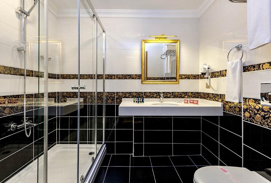 Kupeli Hotel Istanbul bathroom